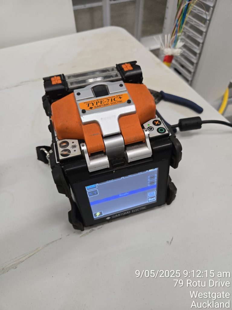 Fusion splicer joining optical fibre on site